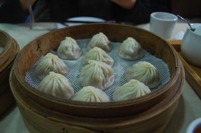 細切りのショウガに黒酢と醤油をかけて準備万端。<br />そして、待ちに待った小龍包！<br />170元（約￥510）<br />台湾といえばこれを食べないと。<br /><br />うん、おいしい！<br />想像よりもかなりさっぱりしていて、ひとり５個でも全然いけますね。<br />もう少し熱々だったらよかったかも。