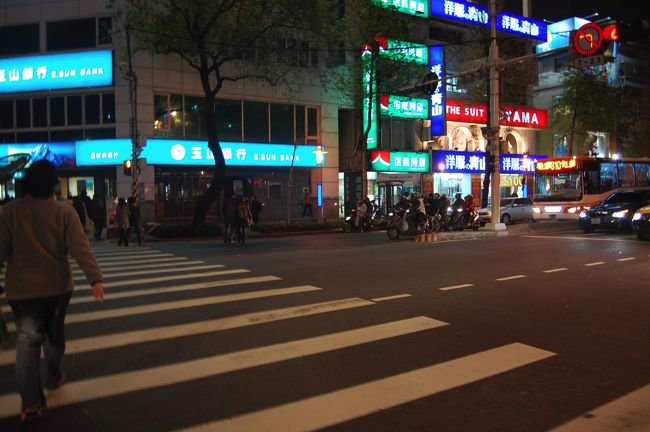 この中山駅付近はかなり栄えてます。<br />金曜の夜ってことで仕事帰りの人であふれてました。<br />なぜかこんな写真しか撮ってない自分が謎なのですが・・・<br /><br />三越は日本のブランドがたくさん。<br />１フロアしかみてないけど、ナイスクラップとかNBBとか。<br />洋服屋のポップも「ViVi掲載！」とかでびっくり。<br />普通に浸透しているってことなんでしょうね。<br /><br />ダイソーもあって「39元均一」って書いてあった。<br />中も見てみたかったな〜。<br /><br /><br />「台湾式シャンプー」をやりたくて、飛び込みで美容院に入ってみたものの撃沈。<br />何軒かまわったけど全部ダメ。<br />お客さんがいっぱいだったのと、19時過ぎだったので時間的にNGだったようです。<br />それにしてもどこも「シャンプー」って日本語で書いてあったのに、全く日本語通じなかったなー(笑)<br />漢字が書けてよかった。<br />