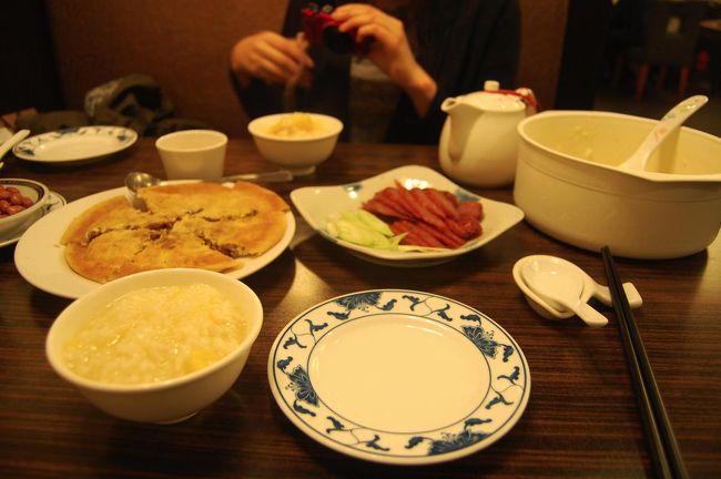 手前にあるのが、一番食べたかったサツマイモのおかゆ。<br />お腹が弱い人に強くオススメしたい、優しい味。<br /><br />右側にある容器からおかわりし放題！<br />ひとり35元（約￥105）という価格にも驚き。<br /><br /><br />やはり小龍包を食べていたのもあり、かなりお腹いっぱい。<br />本当はもっと食べたかったのに・・・悔しい・・・。