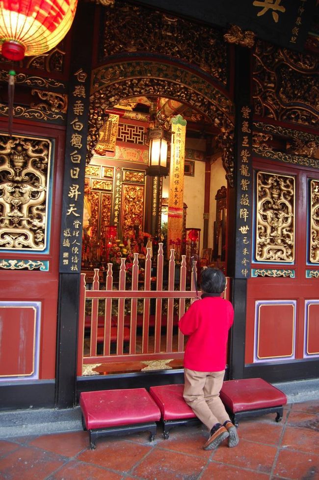 熱心に祈りを捧げていました。