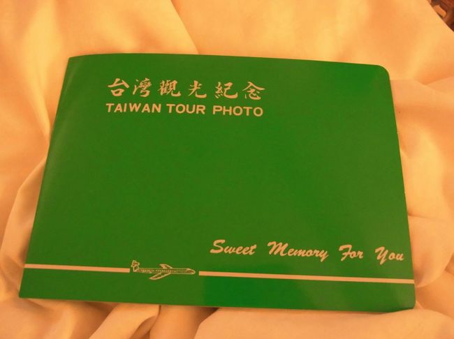 車内で突然、写真が配られました。<br />集合写真１枚と、友達とのツーショットが１枚。<br />くれるんだーと思ったら、「買いますか？」と。<br />そうですよね、お金とりますよね。<br /><br />いくらだったかな？300元だったかな？<br />せっかくなので買いました。<br />買わなかったら自分の写真を捨てられるってことでしょ？切ない！笑<br />集合写真なんて撮る機会なかなかないしね！