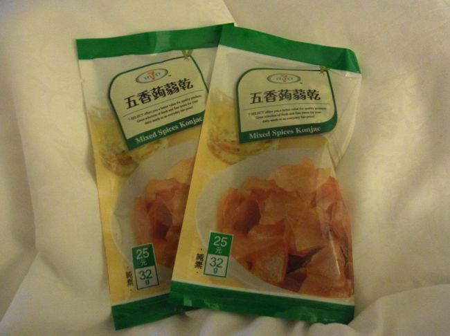 これ、かなりオススメ！<br />牛肉麺味のこんにゃくチップ。甘くておいしい。<br />25元（約￥75）で、軽いしお土産にもいいかも。<br /><br />似てるものをカルフールで買ったけど、こっちのほうが断然おいしかったです。<br />どこのセブンにも２〜３個しか売ってなくて、見つけるたびに買ってました。