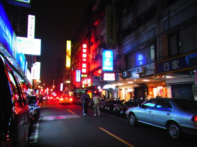 青葉の周りの町並み。<br />どこにでも屋台があってうらやましい。<br /><br />お腹いっぱいすぎて、駅に歩いて行くのも無理ー！ってことで、ここで初めてタクシーに乗ってみました。<br />台北のタクシーは黄色でドアは手動です。<br /><br />ホテルの名前を書いて見せてもわからないみたいだったけど、地図を見せたら大丈夫でした。<br />ボラれることもあるってことだったので、メーターが動いてるかもチェック。<br />３駅分ぐらいあったと思うのですが、200元ぐらい（約￥600）でいけたと思います。<br />これはハマるね！やっぱタクシーは楽！