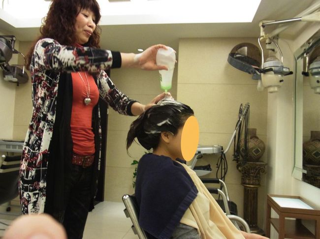 席に着いて間もなくスタート。<br />本当に、いきなりシャンプーをON！<br />えーったれないの？泡立つの？と思ってるうちにモコモコと泡立ちました。<br /><br />結構大胆にゴシゴシ洗ってるけど、泡がたれない。<br />言葉が通じないので、ひたすら無言でゴシゴシ。<br />なんともいえない空気で、見のやり場に困る。<br />どこ見たらいいんですか！