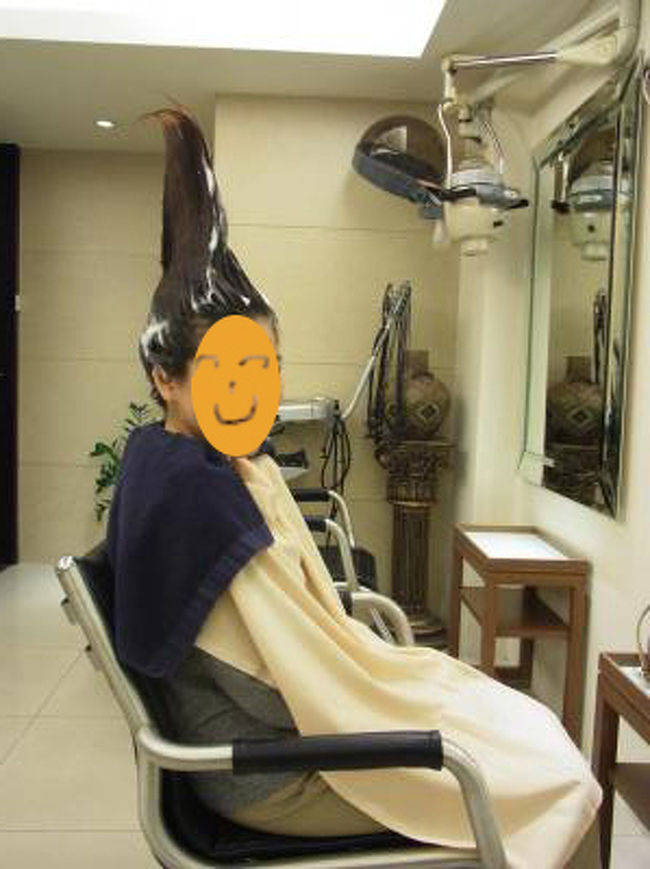 あれよあれよという間に、友人はトサカみたいになってました。<br />私は台北101みたいになりました。<br />これ、笑って・・・いいんですよね？<br /><br />観光客ってことがわかっているので、写真撮影タイムを設けてくれました(笑)<br /><br /><br /><br />流すのはシャンプー台で。<br />普通の椅子かと思いきや、まさかのマッサージチェア！<br />洗い流されながら、腰や肩をマッサージ。一石二鳥ですね。<br /><br />洗い流したあと、肩や背中をマッサージしてくれます。<br />かなり気持ちいい。<br /><br />そして、ドライ。<br /><br /><br />