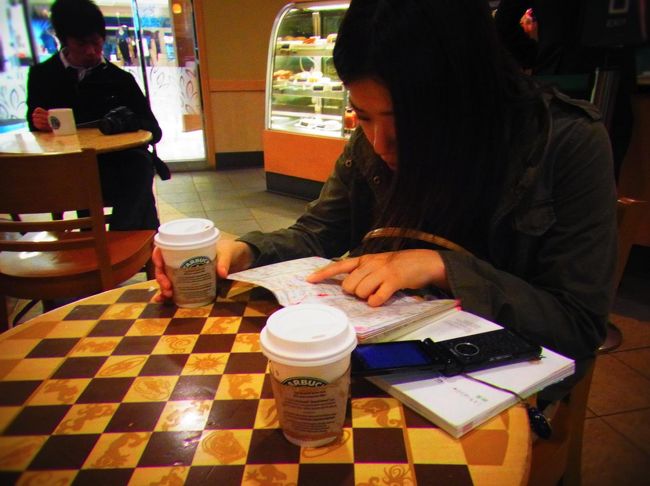 今自分たちがどこらへんにいるのかもよくわからないので、スタバで作戦会議をすることに。<br />同じ味だ・・・落ち着く。<br />台北限定のタンブラーも売ってました。<br />花博限定のかわいいタンブラーもあったけど、グランデサイズしかなくて断念。<br /><br /><br />ここで、突然お腹からのSOS。<br />急いで３種の神器（ビオフェルミン・正露丸・ストッパ）から正露丸をセレクト！<br />なんとか持ちこたえました。焦った。<br />お腹弱いのは、本当嫌ですね。