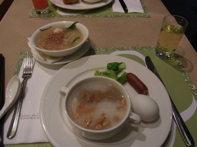 時間がなかったので、ささっと食べました。<br />わりと種類もあっていい感じ。<br /><br /><br />私はおかゆと、フォー。<br />麺は、ビーフンと春雨とフォーから選ぶと、ホテルのお姉さんがその場で茹でてくれます。<br />わたしも茹でてもらったんだけど、お姉さんが盛りつけたあとに「やっぱもう少し茹でなきゃ」と思ったのかスープごと鍋に入れ直した！<br />おい！笑ってごまかしてたけど適当すぎる！笑<br /><br /><br />このおかゆにトッピングした甘いおあげみたいなものがすごくおいしかった！！