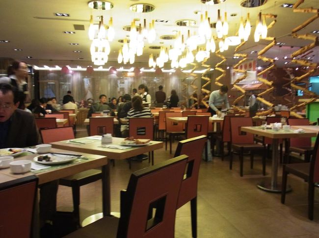 前日３時半に寝て、起きたのは６時半。<br />眠い・・・でも今日はツアーだから時間厳守だし起きなきゃ・・・<br /><br />急いで準備して朝食会場へ。