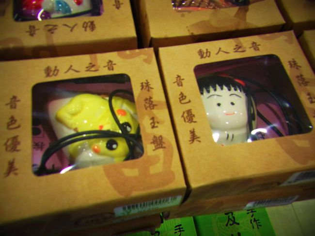 ちびまるこちゃんのオカリナ(笑)<br />台湾ではちびまるこちゃんもすごく人気みたいで、<br />ガチャガチャも置いてありました。