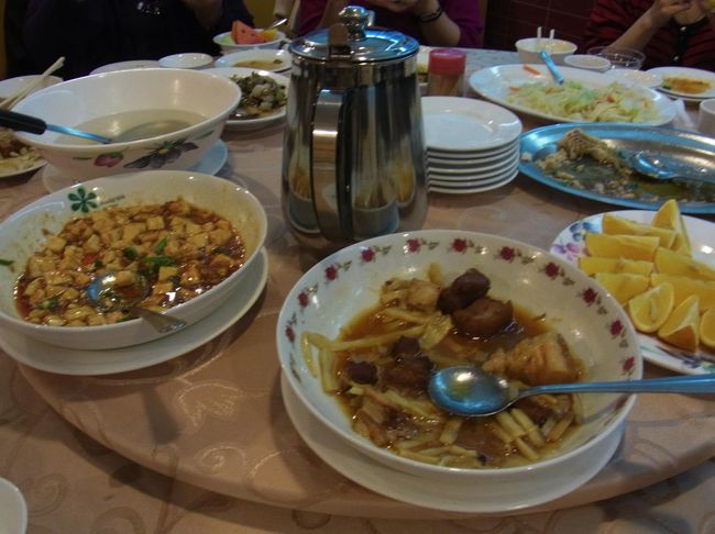 席に着くやいなやどんどん料理が運ばれてくる。<br />間とか関係ない！笑<br />デザートとビールは有料でした。<br /><br />同じテーブルになったのは親子が多かった。<br />関西から来てる人も結構いました。<br /><br /><br />ツアーにつく料理のわりにはおいしかったように思う。<br />自分ではこないけど（笑）