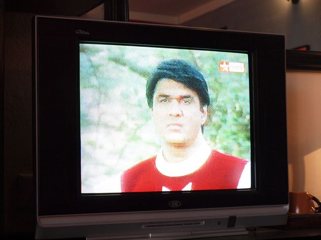 さてこの日は朝日を浴びるエベレストを見るために4時半に出発。宿の前で現地で手配したドライバー＋ガイドと待ち合わせ…のはずが、ドライバーさんしか居ない。<br /><br />ガイド寝坊…ええええ！？ひとまず車に乗りガイドさんを迎えに行く。なんなんだよ、もう！<br /><br />明らかに寝起きのぼーーーーっとしたガイドさん登場。<br /><br />…<br /><br />気を取り直してナガルコットに向かいます。<br />車で1時間半位かな？町を抜け、山をずんずん登って行きます。<br /><br />※私も寝ぼけていたので写真がありません。シャクティマンをお楽しみください。