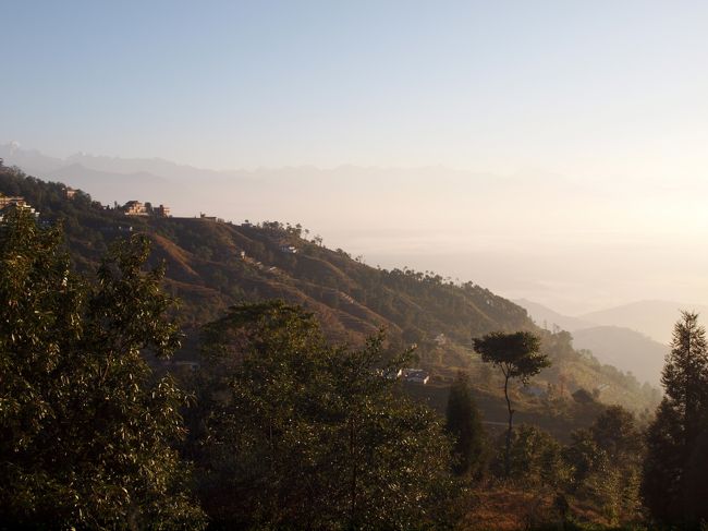 ほら、やっぱりガイドのせいで日の出には間に合わなかった！！<br /><br />すでに日は昇っています。朝もやからうっすらとヒマラヤ山脈がのぞいています。<br />