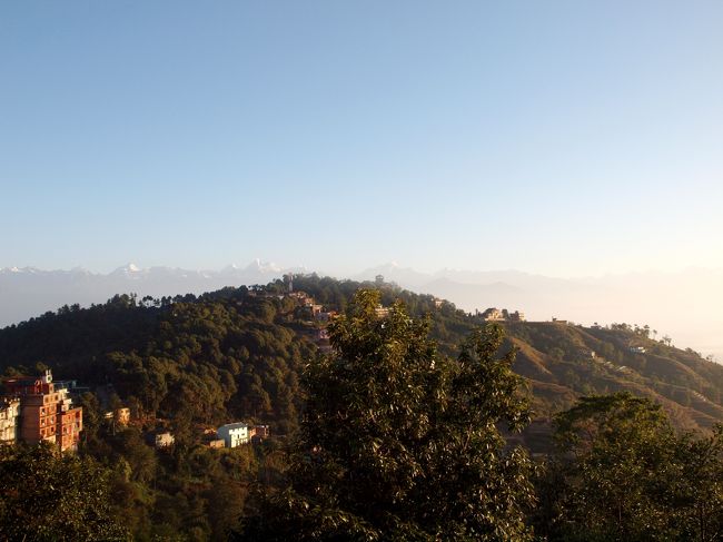 だんだんと朝もやが消えて行き、ヒマラヤが姿を現します。