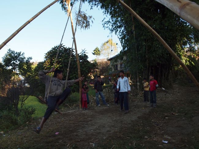 朝から子供たちは元気に遊んでいたよ。<br />このナチュラル素材のブランコ、ネパールのあちこちで見かけました。元おてんばガキ大将としてはトライしたい気持ちもあったのですが…体重的な不安が。