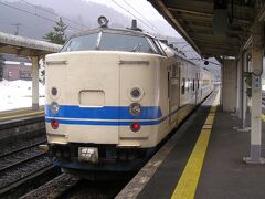 ■2日目（続き）
＜今庄駅／2・3番線ホーム＞
敦賀駅11時48分発の北陸本線に乗り、福井へ向かう。
今庄駅で特急列車の通過待ち。その間に自分の乗っている419系を激写。