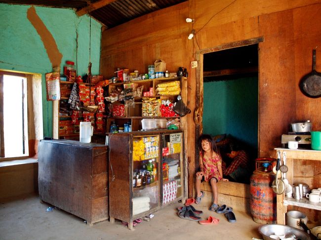 小屋でひとやすみです。<br />看板娘？<br /><br />外国人どころか住んでいる人以外はほとんど見かけなかったので、私たちにものすごい違和感があったんだろうね…ガン見です（笑）<br /><br />ちなみにここでガイドが買ったミネラルウォーターは腐ってました〜。…って一体どれだけ賞味期限すぎたらそうなるのか。