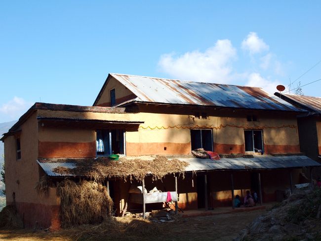 ここでもちゃんと、マリーゴールドを飾っています。<br /><br />1時間位のんびり山を下ったところでドライバーさんと合流。<br />今回このナガルコットツアーを手配した時に値引きまくったので、朝ご飯はナシ。<br />の予定が、寝坊を反省したビカスが私たちとドライバーさんの朝ご飯を買ってくれました〜。ナンと漬け物？みたいなのとゆで卵。うまかった。みんなで仲良く食べて、世界遺産の寺院があるチャング・ナラヤンへ向かいます。