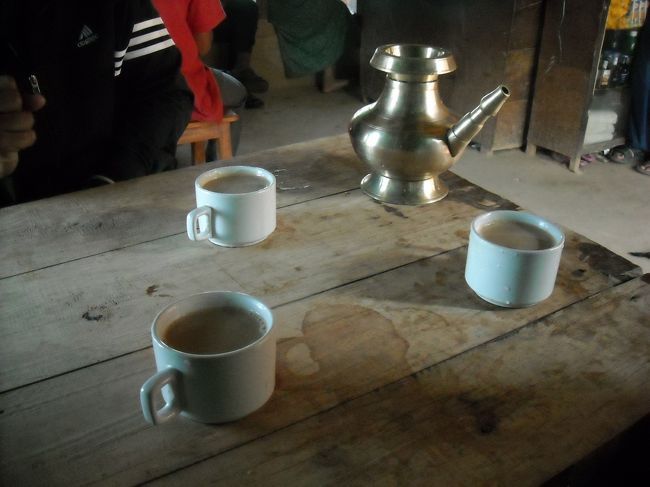 3人でチャイをいただきました。ガイドのおごり。遅刻したし当然（笑）<br /><br />おいしかった〜。<br /><br />アラジンのランプみたいなポットにはお水が入っています。これを直接口をつけずにみんなでシェアして飲むらしいのですが、これがすっごい重い！ピンポイントで口に向けて発射するなんて私には無理でした。<br /><br />ガイドはやってたけどね…
