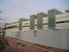 ＜福井駅／駅舎＞
北陸新幹線を迎えるべく、工事が進められている福井駅。父親への土産に鯖のへしこを買い、17時06分発の北陸本線で金沢へ向かう。