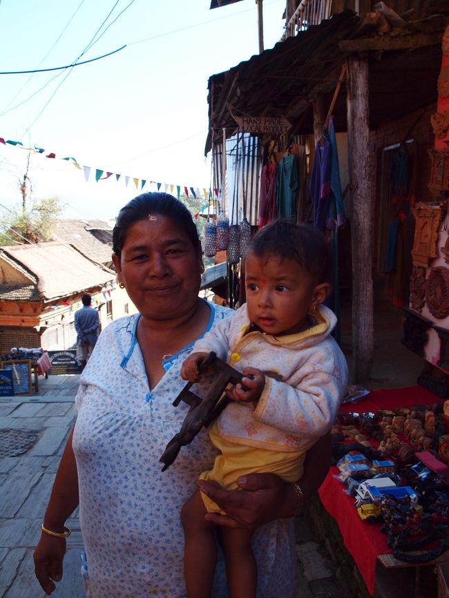 石段の左右にはお土産屋さんが並んでます。<br /><br />お土産屋さんのおばちゃんとこども。