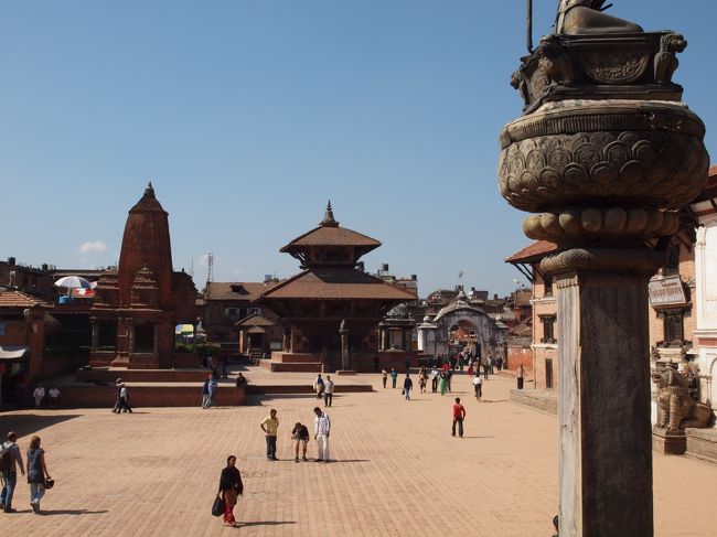 観光客がたくさん。<br />みんな熱心にガイドさんの説明を聞いていました。<br /><br />で、私たちのガイドはというと…なーんにも説明してくれないんだよね。唯一、何かを指差して「あれを見てみろっ！」というので説明を始めるのかと思ったら…そこには、男女が交わっているところが彫られていました。はいはい。<br /><br />興味がある人は探してみてください…<br /><br />まあ、値切りまくった私たちがいけないんですね。