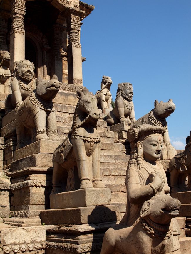 そんなわけでもはや謎のネパール人を連れて地球の歩き方をたよりにバクタプルを見学し終えたところで（笑）半日のナガルコットツアーは終了。<br /><br />やっぱり…の大渋滞を経て、タメル地区へと戻りました。<br /><br />つづく。