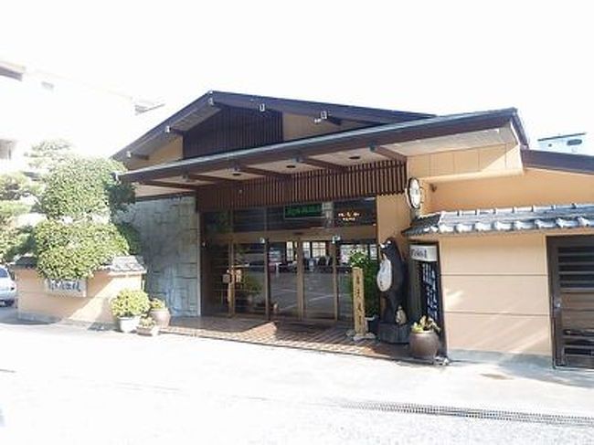 お宿は「たかみホテル」さん。熱川でホームページを検索して見つけました。小学４年生の娘は布団のみで４人で４５０００円でした。古いお宿でしたが、露天風呂・部屋食でこのお値段ならいいと思います。