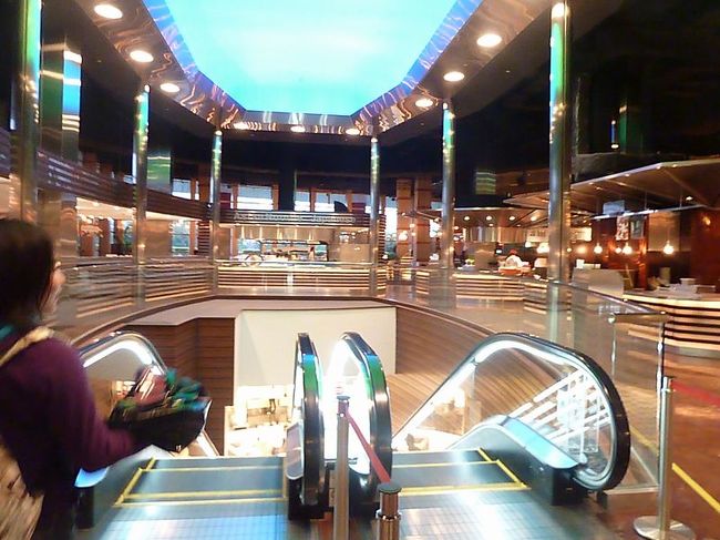 子供達がお腹すいたというので、<br />国際通りで何か・・・と思っていましたが、<br />ここの中にあるフードコロシアムで食べることにしました。<br />平日だったから閑散としていて、種類もそんなになかったように思います。<br />ガイドブックには世界各国の・・・となっていましたが<br />地元のショッピングセンターのフードコートより小さかったです。<br /><br />子供の食べた石垣牛入りハンバーグはすごくおいしかったそうです。