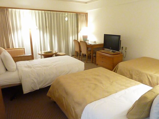 宿泊先はＤＦＳから車で約４５分位のルネッサンスリゾート沖縄。<br />きれいな部屋です。<br /><br />頼んでいない謎のエキストラベットが・・・。<br />でもベットの真ん中にいれて使わせてもらったので、<br />重宝しました。