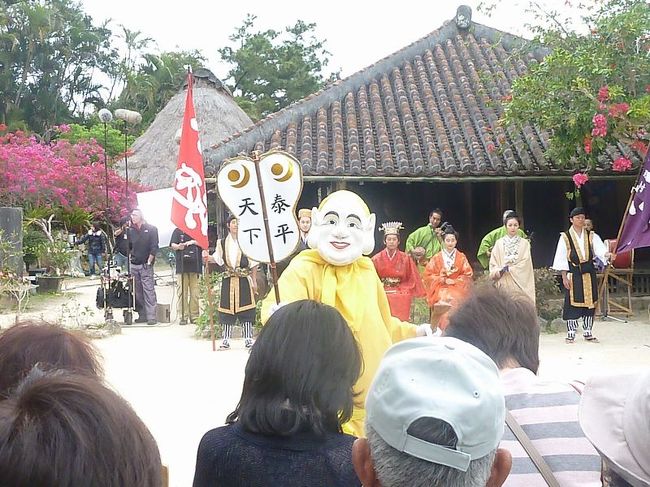 時間が空いたので、琉球村に行ってみました。<br />ここはホテルから本当にすぐ。車で５分位の距離でした。<br /><br />ここも事前にゲットしておいたエンジョイクーポンで入場。<br /><br />古いのかな？<br />ちょっとさびれた観光地という印象でした。<br />でも沖縄は観光客が多いから、実際はさびれないのでしょうね〜。<br />沖縄を作ってある感じが、わかってはいたけれどあまり好きになれず<br />結果、ここは行かなくてもよかったね〜という感想。<br /><br /><br /><br />