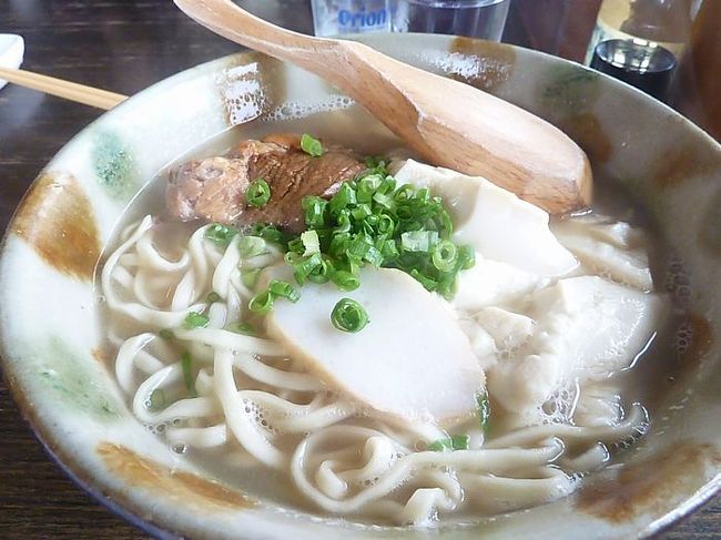 ランチはホテルで無料で頂けたのですが、<br />外に出て沖縄そばを食べました。<br /><br />去年八重山そばを食べておいしかったので期待していたのですが<br />味が・・・ダメでした。<br />節系ラーメンのような味で、私が嫌いな味。<br />たまたまこのお店がそういう味なのか、そういうものなのか？<br /><br />http://r.tabelog.com/okinawa/A4703/A470303/47002064/dtlrvwlst/2594760/