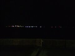 駅の前の道をまっすぐ進んでいくと行き着いたのは宍道湖。しかし真っ暗なので対岸の明かりが見えるだけです。
ちなみに17時過ぎだったのですが、街中には人はほとんどいませんでした。