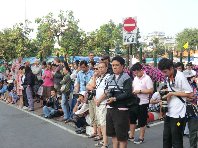 見物客さんは・・・沢山・・・１０時です・・・　　ターペーゲート前です・・・。