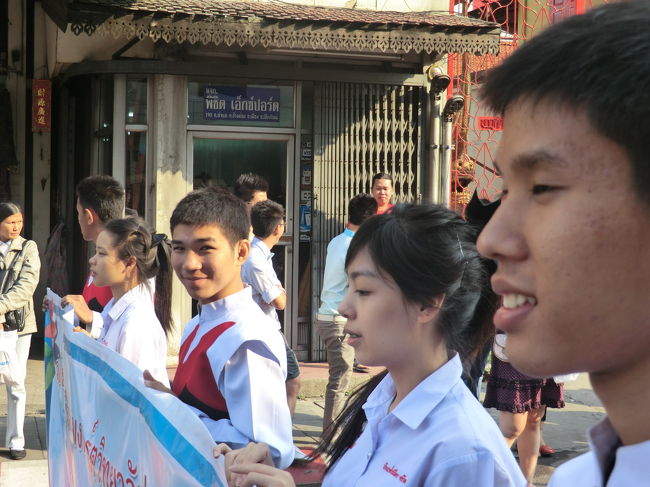 カメラを向けると・・・誰かが・・・