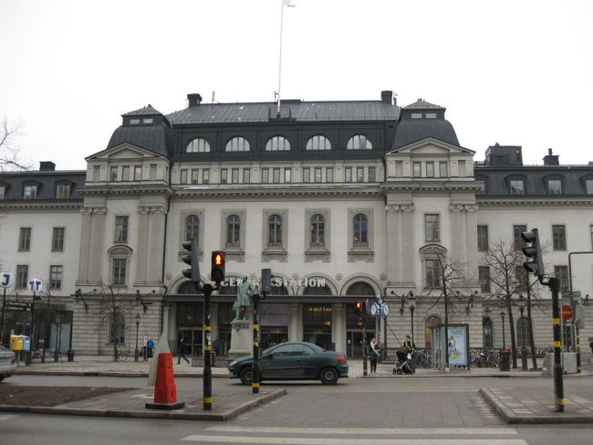 シリアラインを降りて<br />バスで中央駅まで行きました。