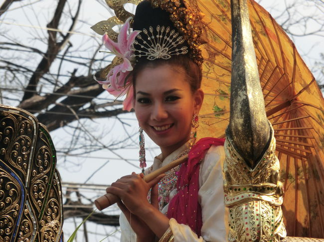 でもカメラに気づくと・・・微笑みのタイの国の笑顔です