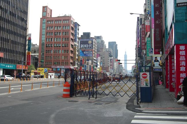 鼎泰豐の前はこんな感じの通り。<br />休みの日だからか車通りもまばら。