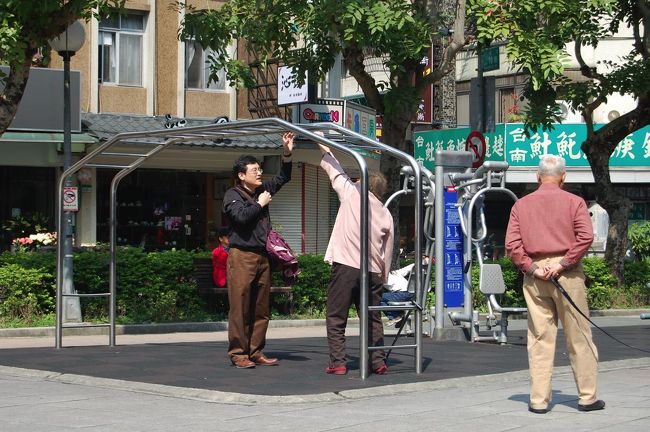 朝から地元の人たちで大にぎわい。<br />親子らしき２人が健康講座を開いてる。