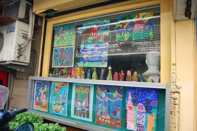 歩いている途中に見つけた子供たちの絵。<br />色づかいがいいね。