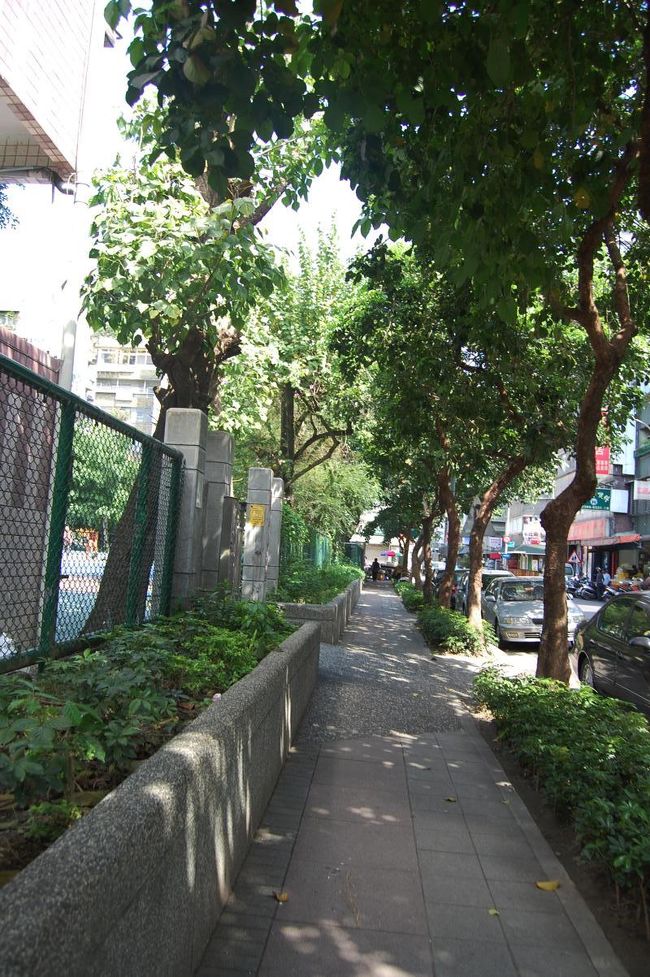 緑がいっぱいで子供たちの声だけがして、歩いてて気持ちいい。