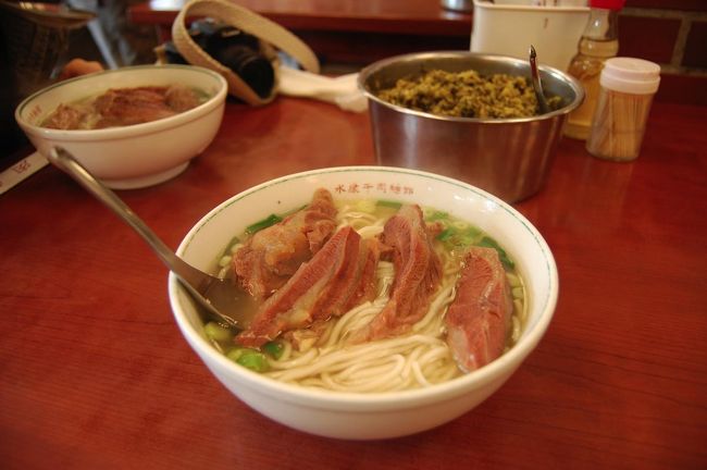 これが清燉牛肉麺！<br />180元（約￥540）<br /><br />見た目もきれい〜<br />この肉が超やわらかくておいしい！<br />結構なボリューム。<br /><br />汗だくになりながら完食。
