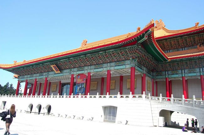 いつの間にか、昨日ツアーで行った中正祈念堂に到着(笑)<br />これは、國家戯劇院（国立劇場）。でかい。<br /><br />駅がどこにあるのかわからなくて、やっと地図を取り出す。<br />地図を見ていると、通りがかったおじさんが「どうしたんだい」と声をかけてくれ、英語で道を教えてくれた。<br />優しすぎる。謝謝！