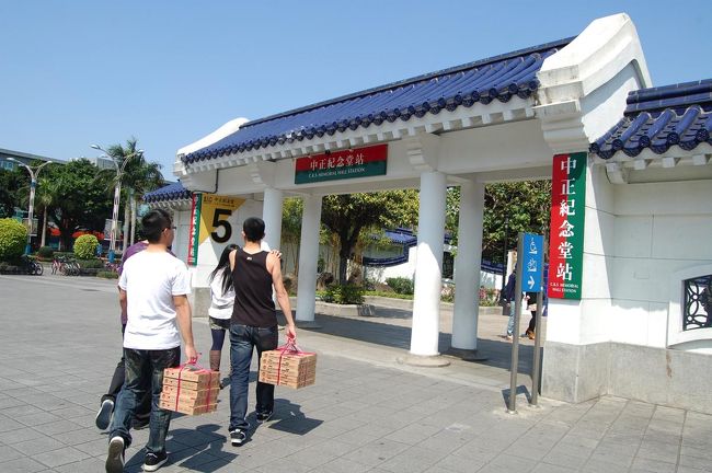 中正祈念堂のあたりでは、ダンスの練習をする若者がたくさん。<br />写真の子たちは、宅配ピザをとってました。<br />みんなで食べるのかな。青春だね。