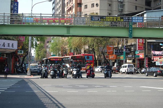 相変わらずのバイク集団。