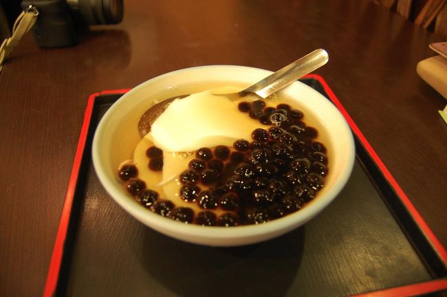 わたしはタピオカ豆花！<br />友達はかき氷にしてた。<br /><br />やわらかい豆腐みたいなイメージ。<br />優しい味。<br />さっぱりしていて、アイスクリームみたいに「食べたら喉かわいた」現象が起きません(笑)<br />これ日本でももっと広まらないかな〜。