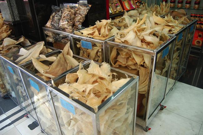 フカヒレもこんなに無造作に置いてある！