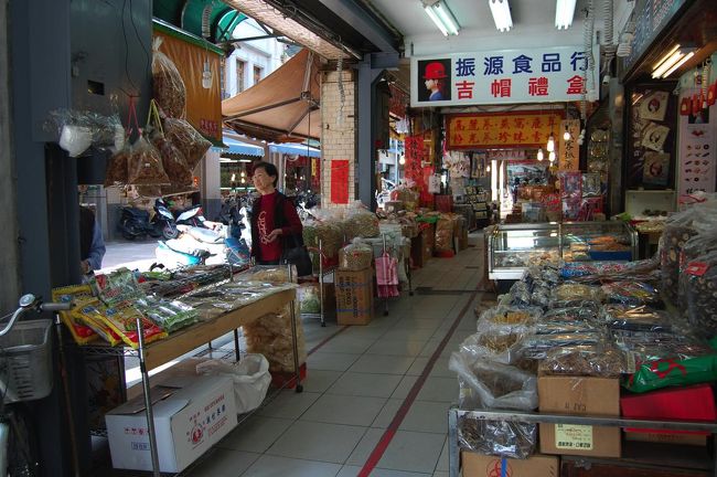 全然人いないぞー。<br />正月前には、浅草みたいにごった返すらしい。<br /><br />カラスミ屋さんやお茶屋さんもたくさんありました。