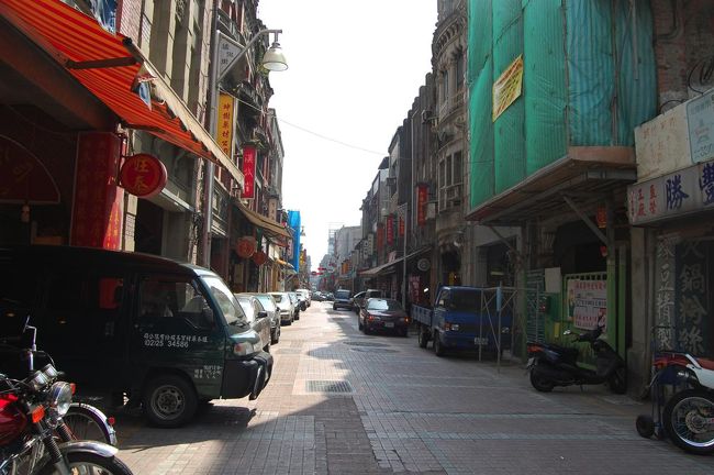 もう少し歩いていくと、迪化街。<br />台北最古の問屋街。<br /><br />バロック建築の建物がたくさんあって、雰囲気あります。<br />