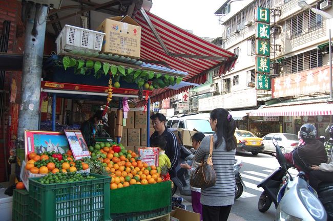 果物屋さん。<br />地元の人が買い求めてました。