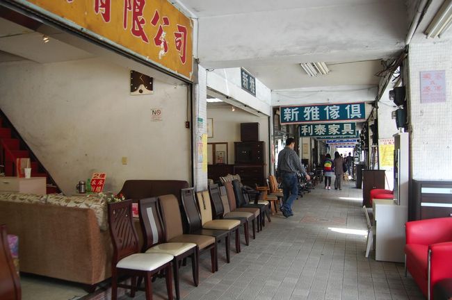 近くには家具屋街も。<br />ちょうどお昼休憩の時間だったらしく、<br />売り物の家具の上でご飯を食べたり、売り物の椅子で寝てる店員さんも。<br />ゆるい(笑)